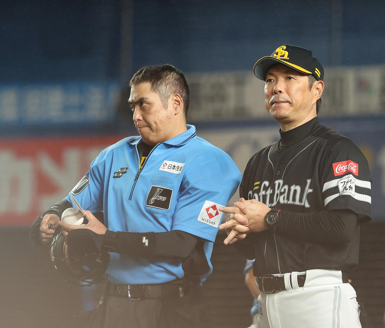 ロッテ対ソフトバンク　延長10回表を終え、選手交代を告げる小久保裕紀監督（撮影・河田真司）