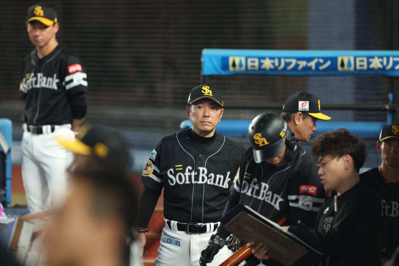 ロッテ対ソフトバンク　9回裏を終え、延長戦を迎える小久保裕紀監督（中央）（撮影・河田真司）