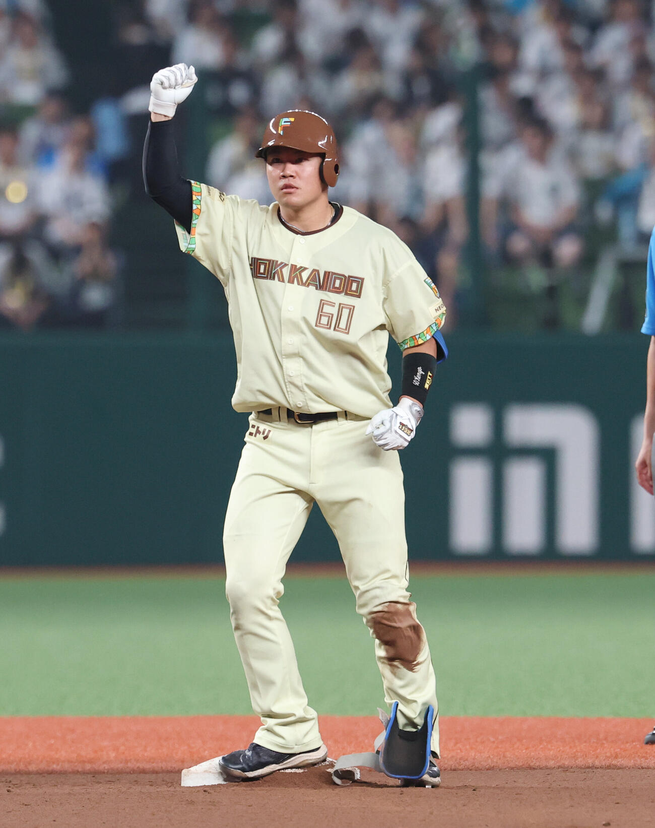 西武対日本ハム　6回表日本ハム2死二塁、適時打を放ちポーズをする吉田賢吾（撮影・増田悦実）