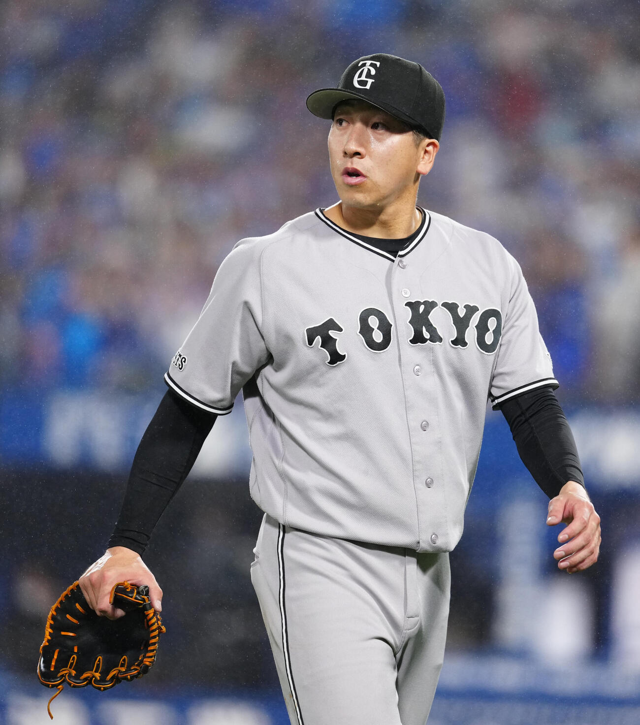 DeNA対巨人　8回裏途中、交代でベンチに引き揚げる巨人2番手の大勢（撮影・江口和貴）