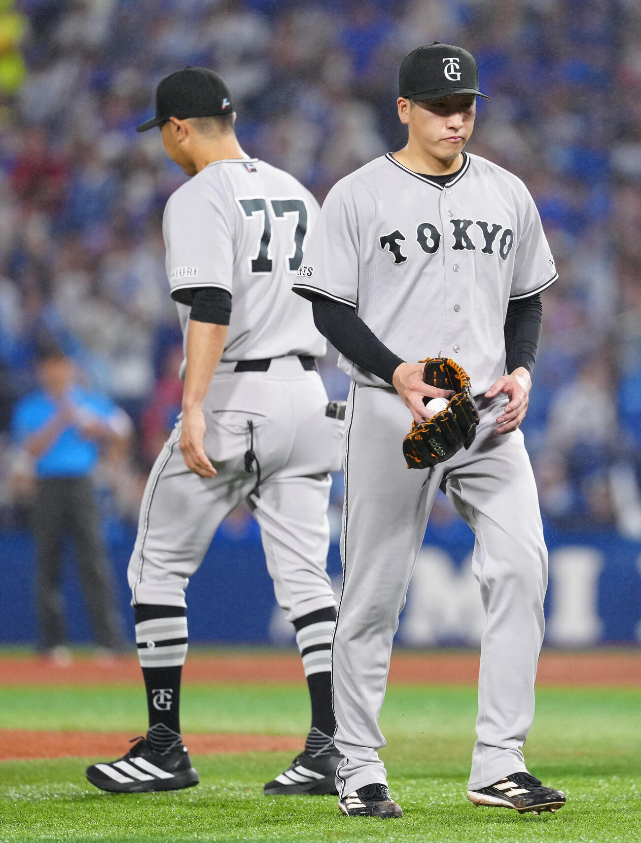 DeNA対巨人　8回裏途中、交代でベンチに引き揚げる巨人2番手の大勢（撮影・江口和貴）