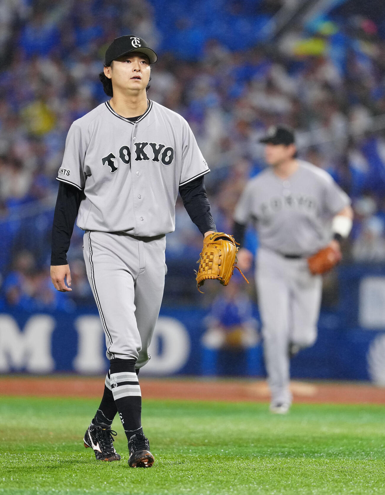 DeNA対巨人　8回裏終了後、ベンチに引き揚げる巨人3番手の田中瑛斗（撮影・江口和貴）