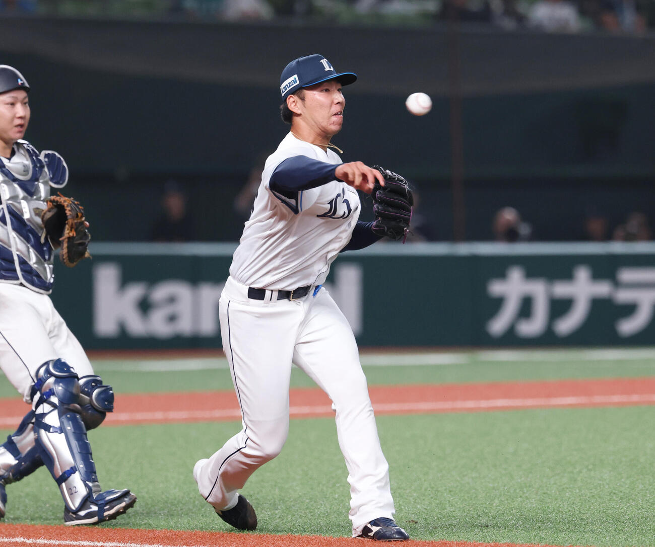 西武対日本ハム　9回表日本ハム2死、投ゴロをさばく成田晴風（撮影・増田悦実）