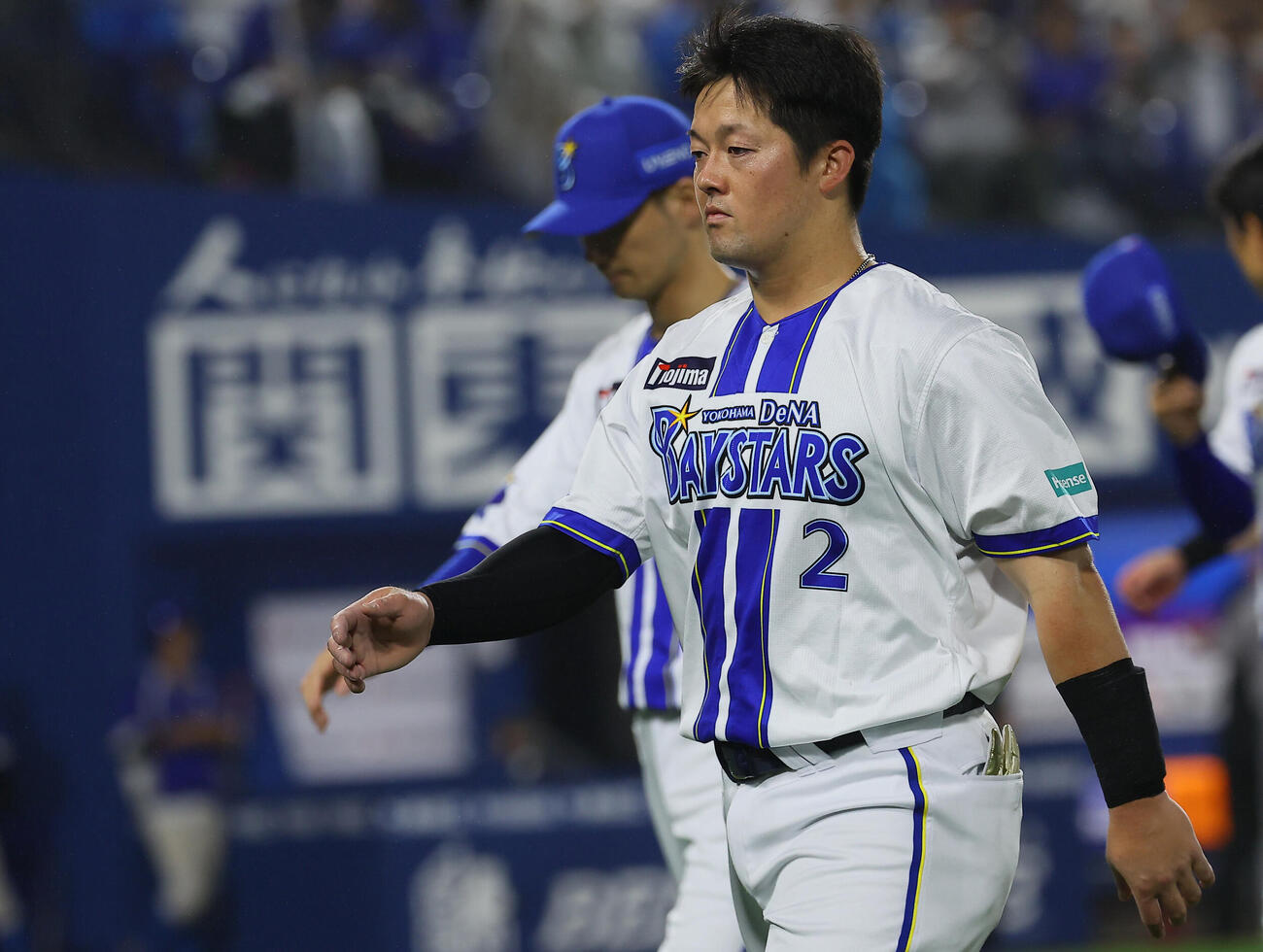 DeNA対巨人　敗戦が決まり悔しそうな牧秀悟（撮影・水谷安孝）
