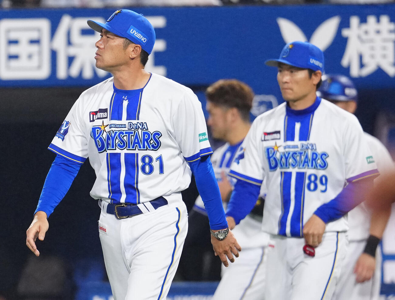 DeNA対巨人　試合後、ファンへあいさつに向かうDeNA相川亮二監督（左）（撮影・江口和貴）
