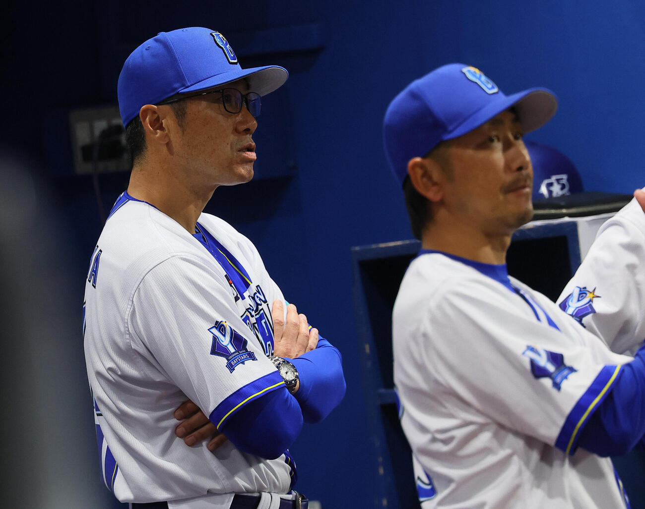 DeNA対巨人　ベンチで渋い表情を見せるDeNA相川亮二監督（撮影・水谷安孝）