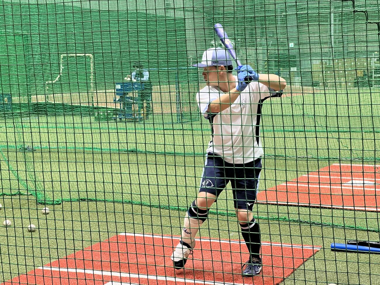 28日に3時間以上も振り込んだ西武秋山（撮影・金子真仁）