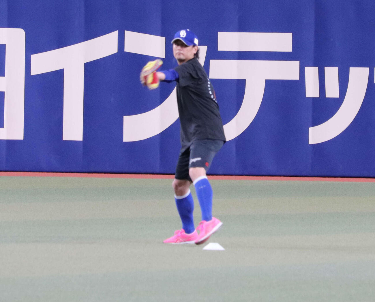 先発投手練習でキャッチボールを行う涌井秀章投手