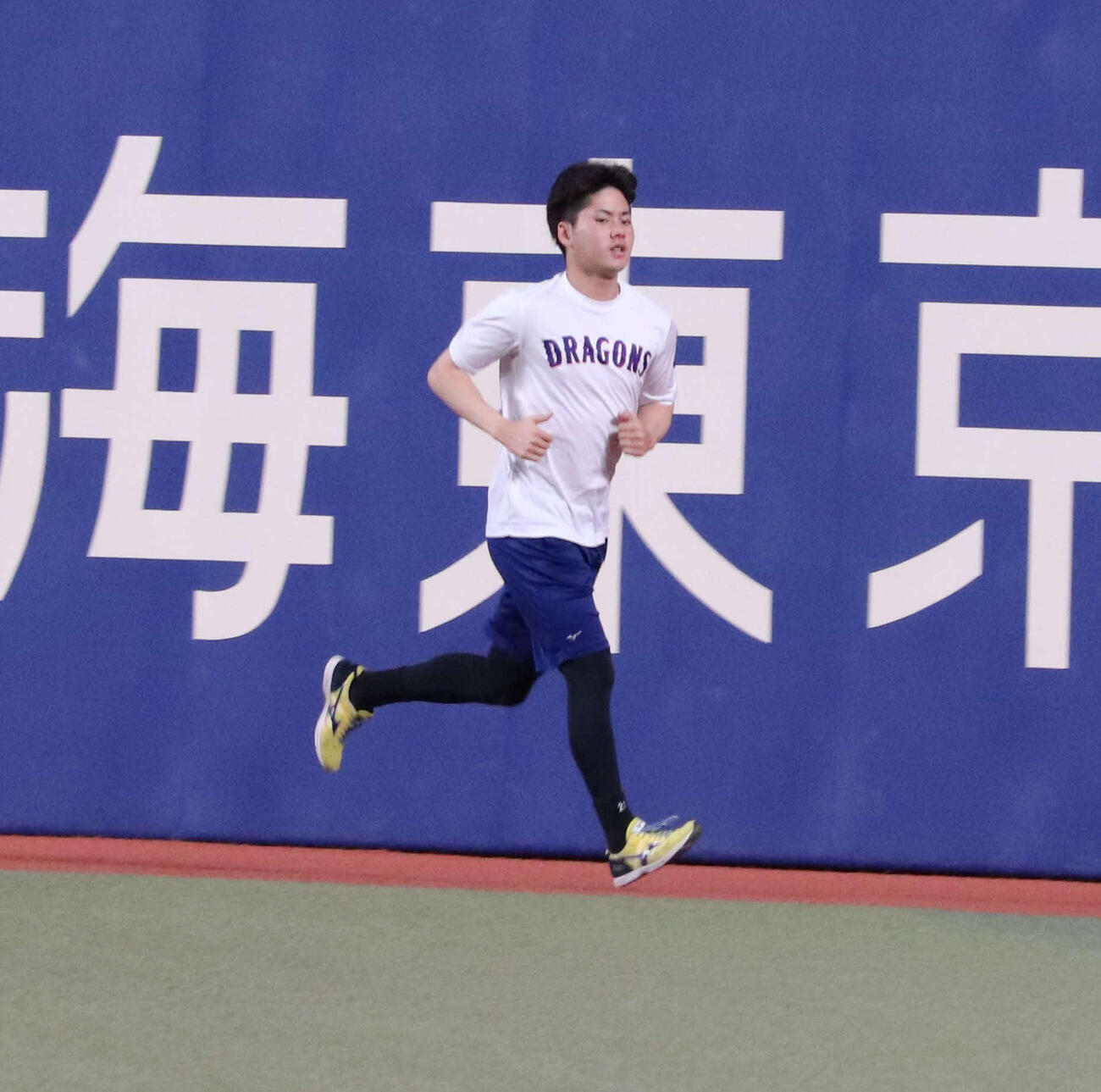 先発投手練習でランニングを行う金丸夢斗投手