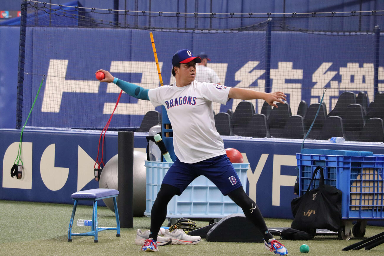 先発投手練習でトレーニングを行う柳裕也投手