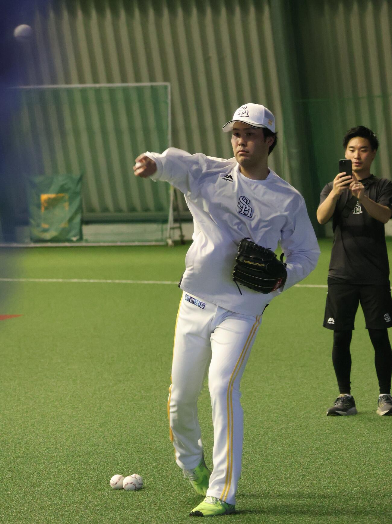 2月下旬に右肘トミー・ジョン手術を受けたソフトバンク藤井皓哉はネットスローを行う