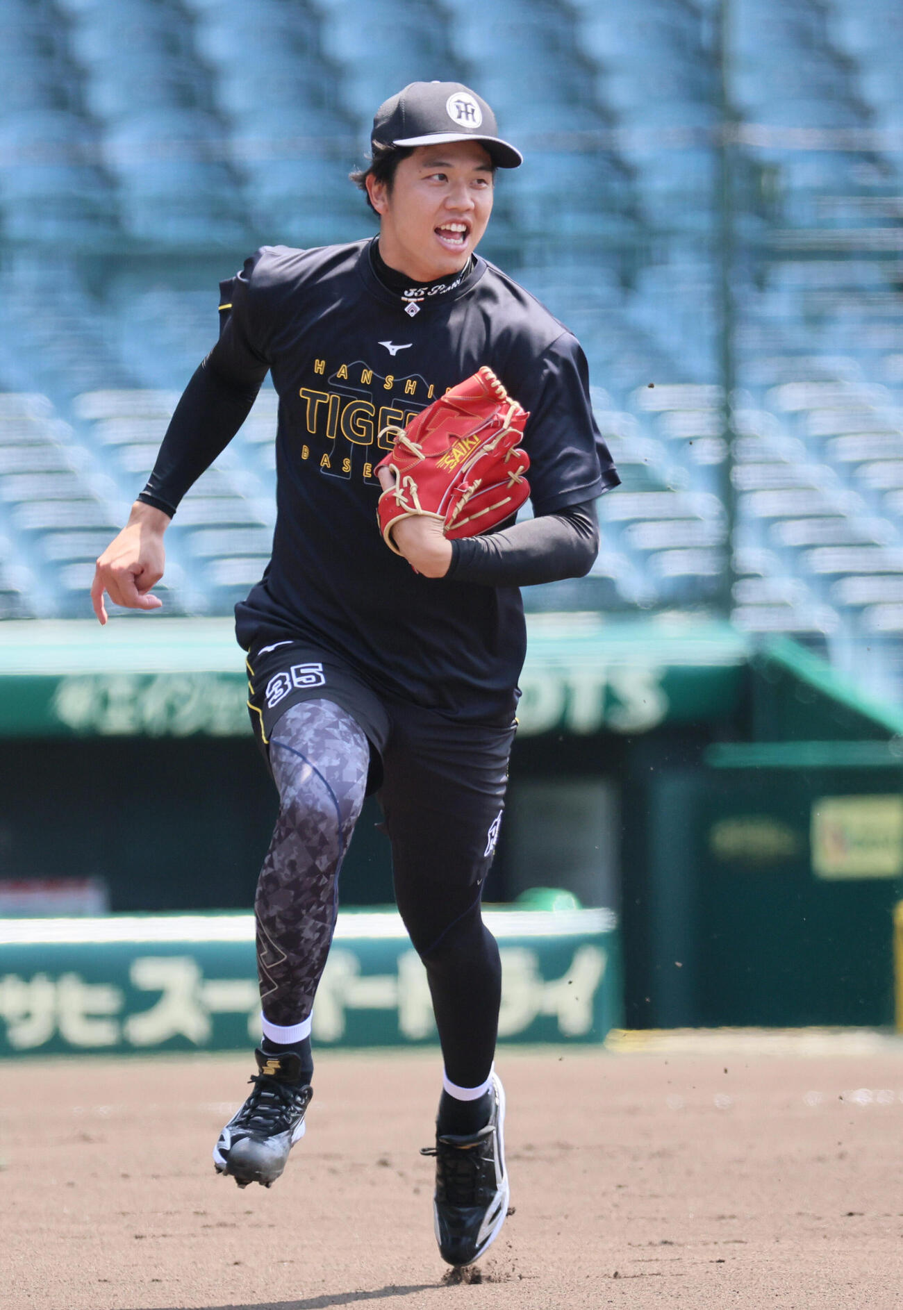 投内連係で笑顔を見せる阪神才木浩人（撮影・宮崎幸一）