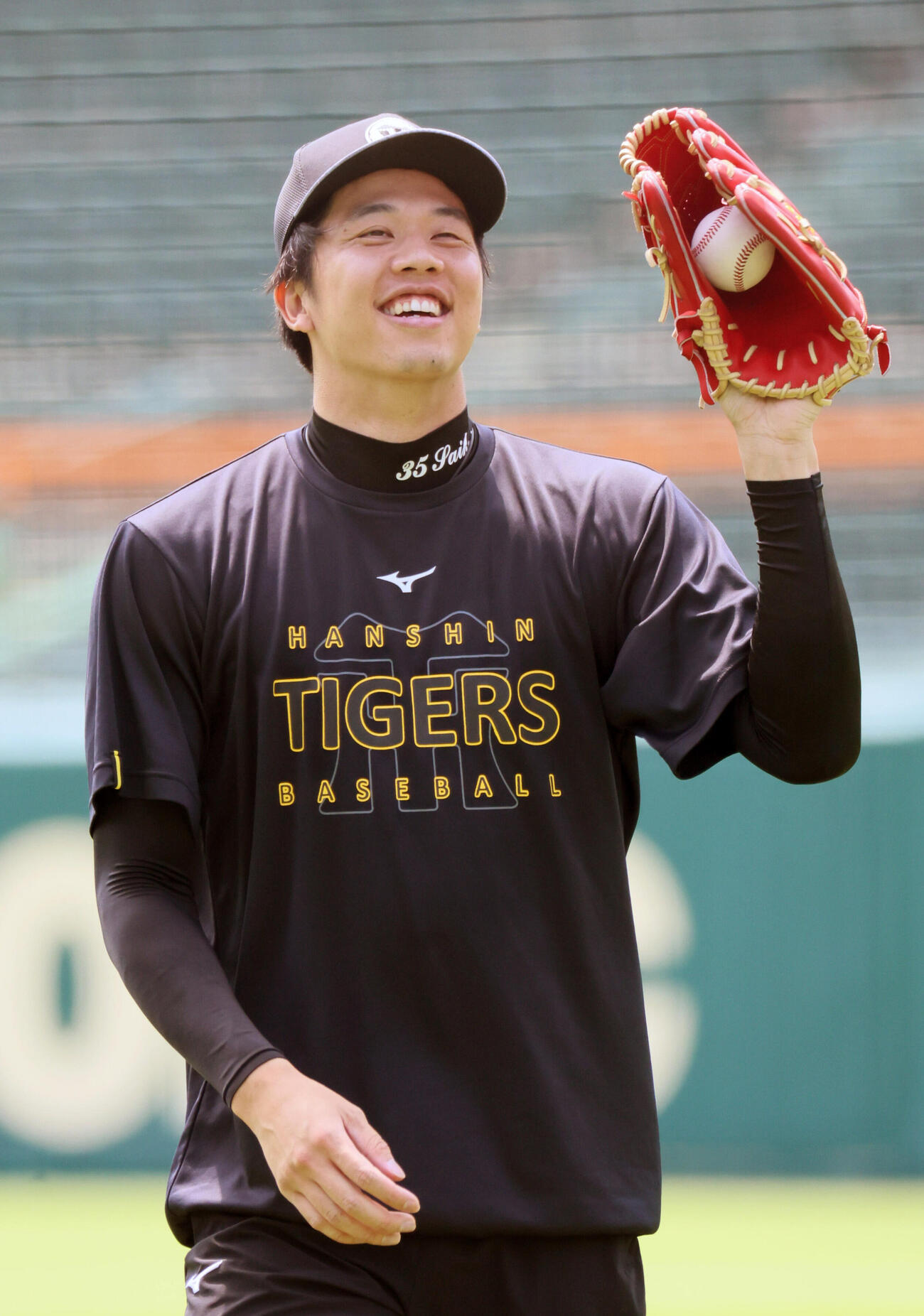 キャッチボールで笑顔を見せる阪神才木浩人（撮影・宮崎幸一）