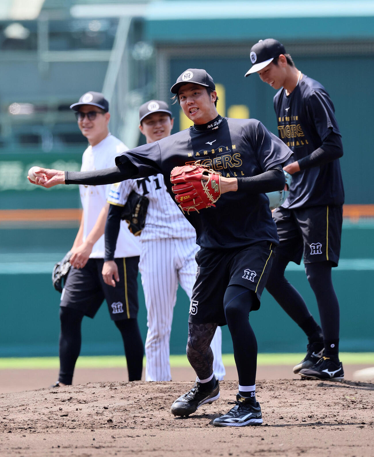 投手指名練習で投内連係を確認する阪神才木浩人（撮影・宮崎幸一）