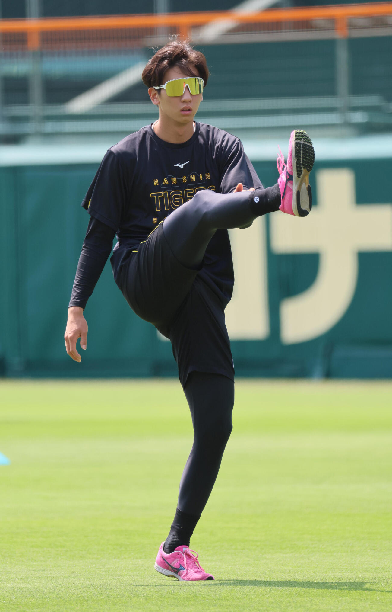 ウオームアップする阪神今朝丸裕喜（撮影・宮崎幸一）