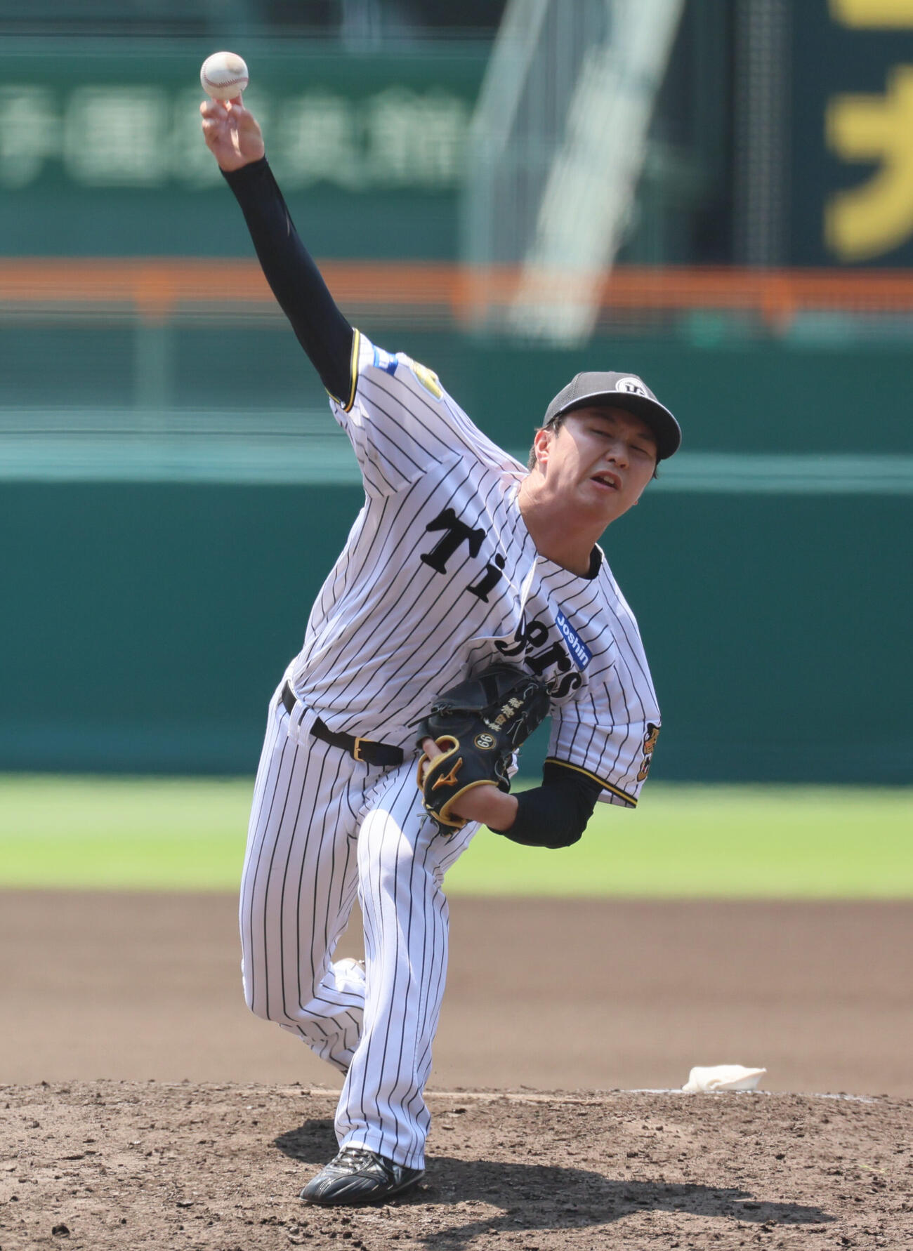 マウンドで投球練習する阪神津田淳哉（撮影・宮崎幸一）
