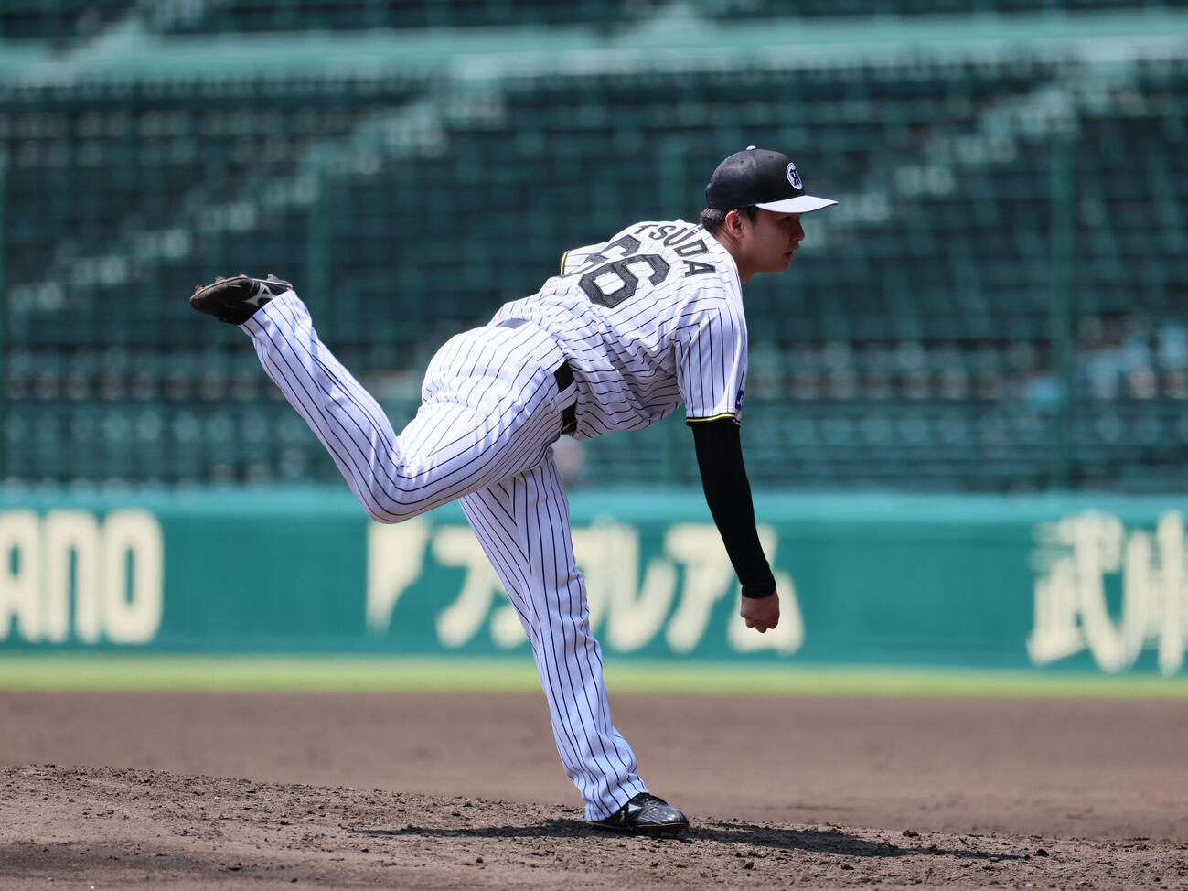 マウンドで投球練習する阪神津田淳哉（撮影・宮崎幸一）