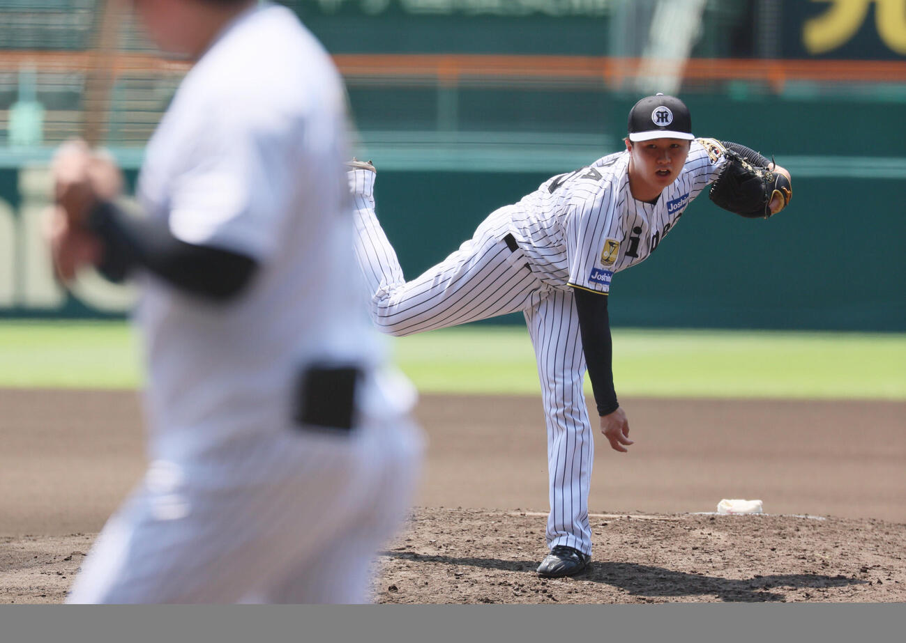 安藤優也コーチを打席ににマウンドで投球練習する阪神津田淳哉（撮影・宮崎幸一）