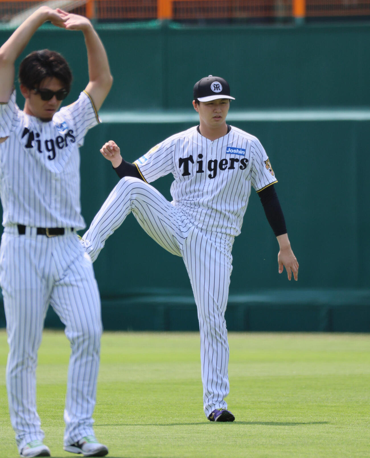 ウオームアップする阪神津田淳哉（撮影・宮崎幸一）