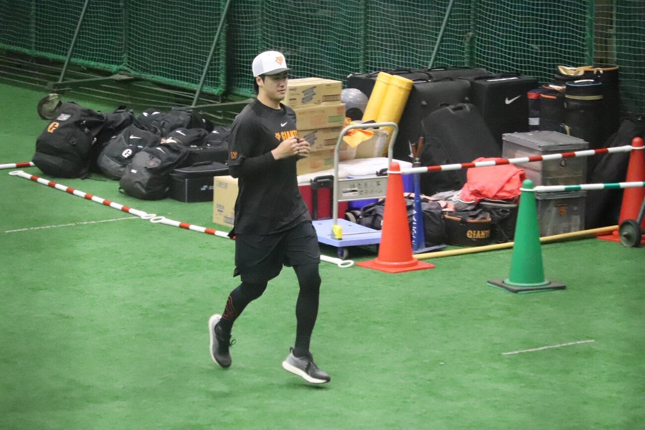 ジャイアンツ球場で調整する巨人西舘勇陽