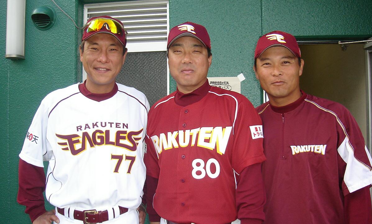 楽天時代の池山隆寛コーチ（左）と記念撮影した同世代の西俊児コーチ（中央）、橋上秀樹コーチ（05年11月撮影）