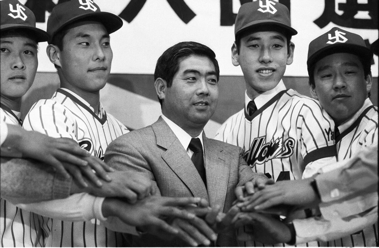 ヤクルト入団発表。左から橋上秀樹、池山隆寛、武上四郎監督、高野光、栗山英樹（1983年12月撮影）
