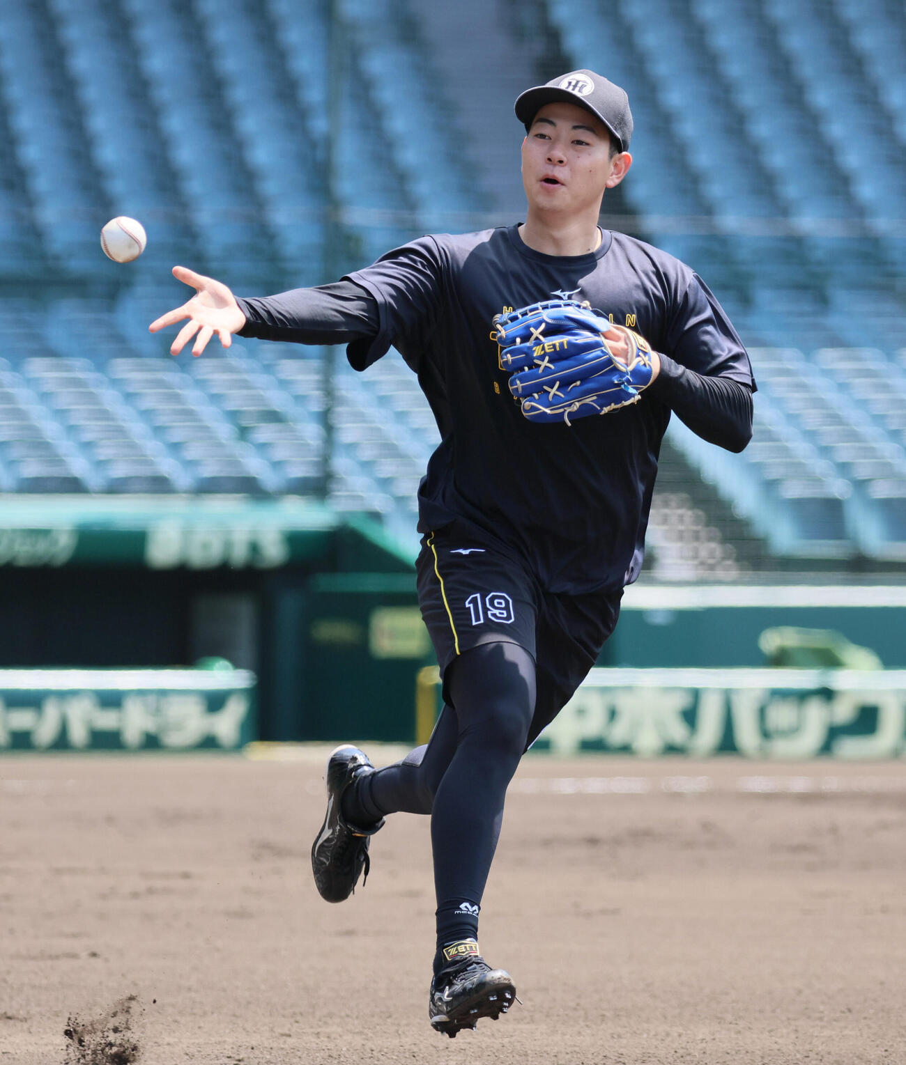 投内連係で軽快な動きを見せる下村（撮影・宮崎幸一）