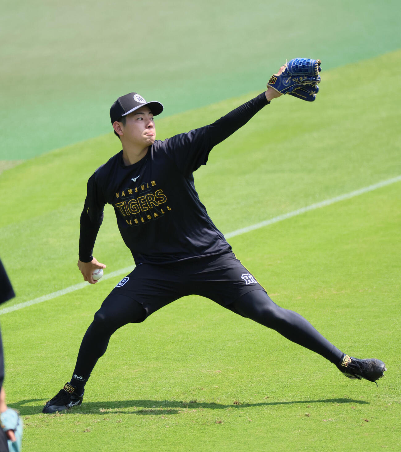 キャッチボールに励む阪神下村海翔（撮影・宮崎幸一）