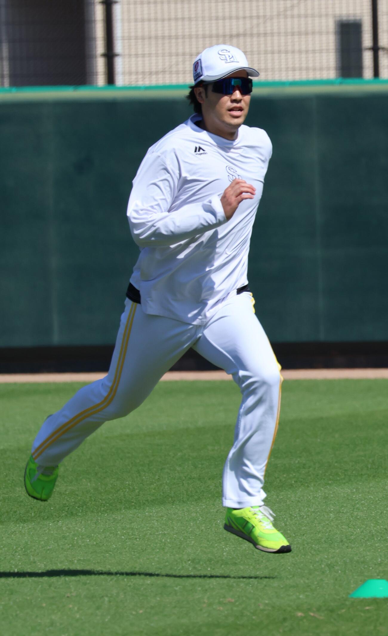 ソフトバンク藤井は軽快な走りを見せる