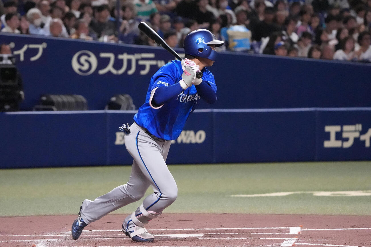 24日中日戦で復帰後初安打を放つDeNA梶原昂希