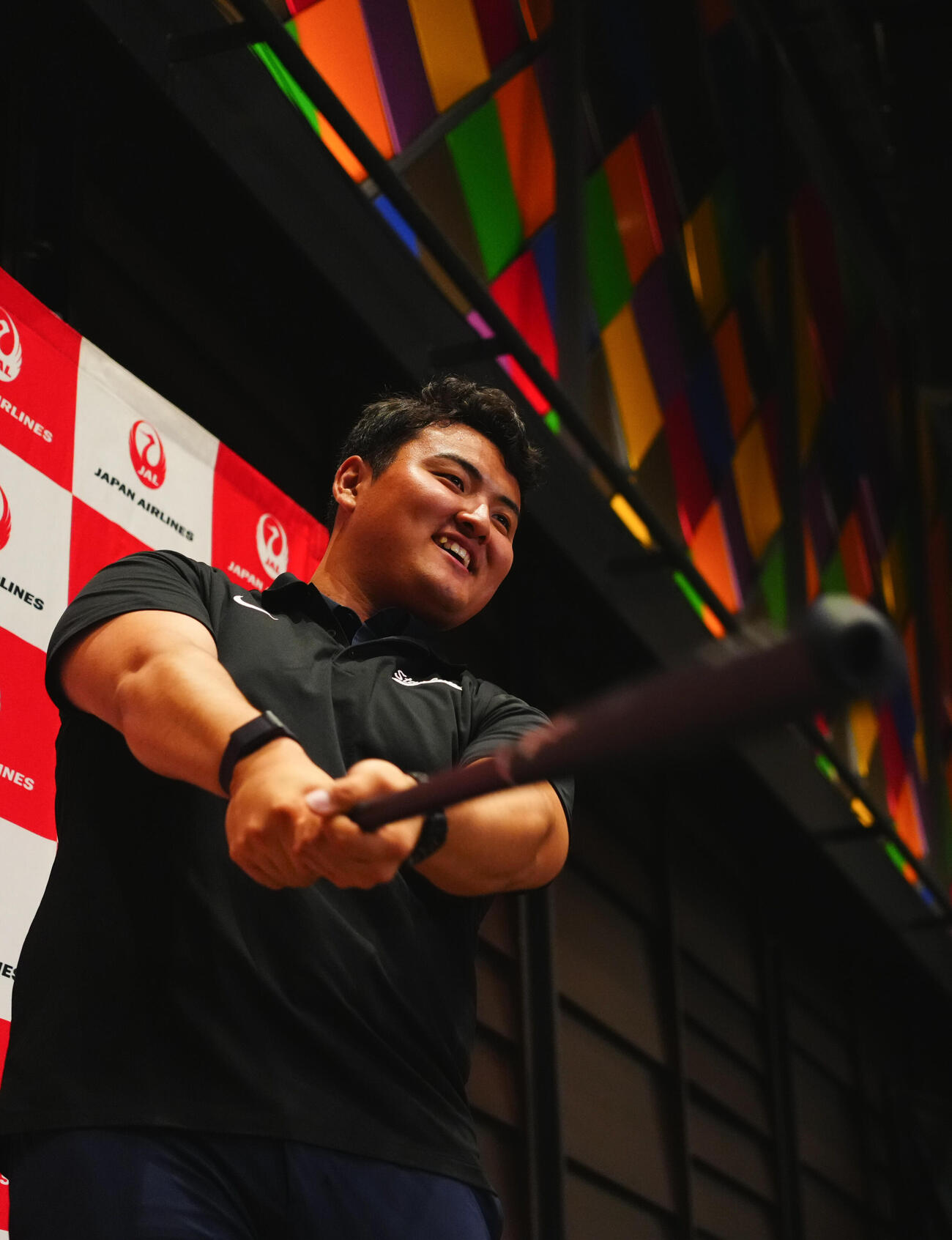 帰国会見でバットを手に写真に納まる佐々木麟太郎（撮影・垰建太）