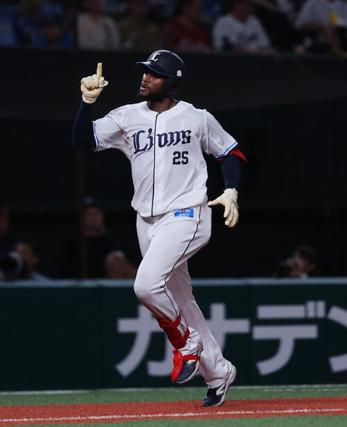 本塁打を放つカナリオ（2026年6月27日撮影）