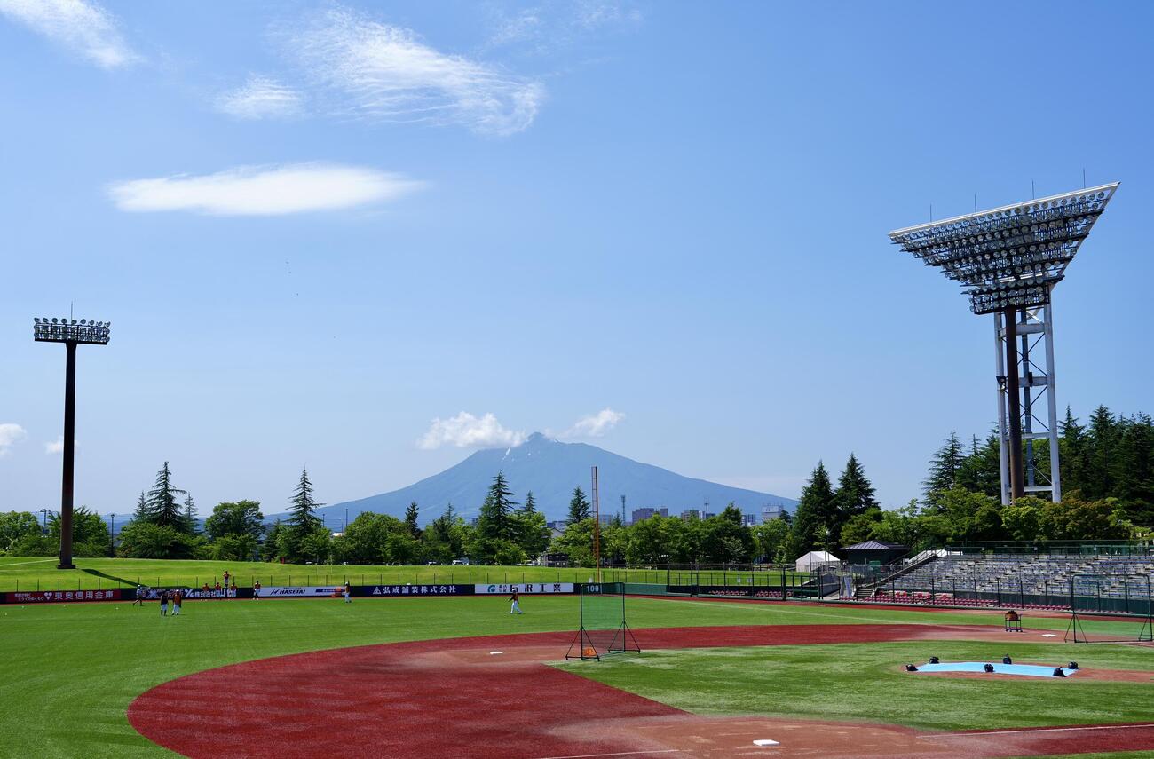 巨人ーヤクルト戦が行われる青森・弘前の、はるか夢球場から望む岩木山（撮影・江口和貴）