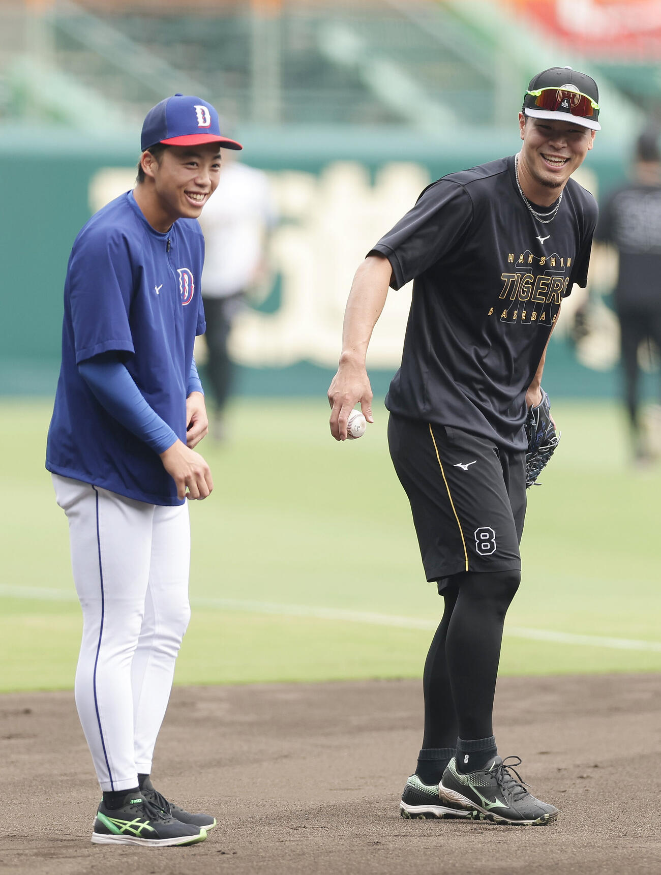 阪神対中日　試合前練習で談笑する阪神佐藤輝明（右）と中日岡林勇希（撮影・前田充）