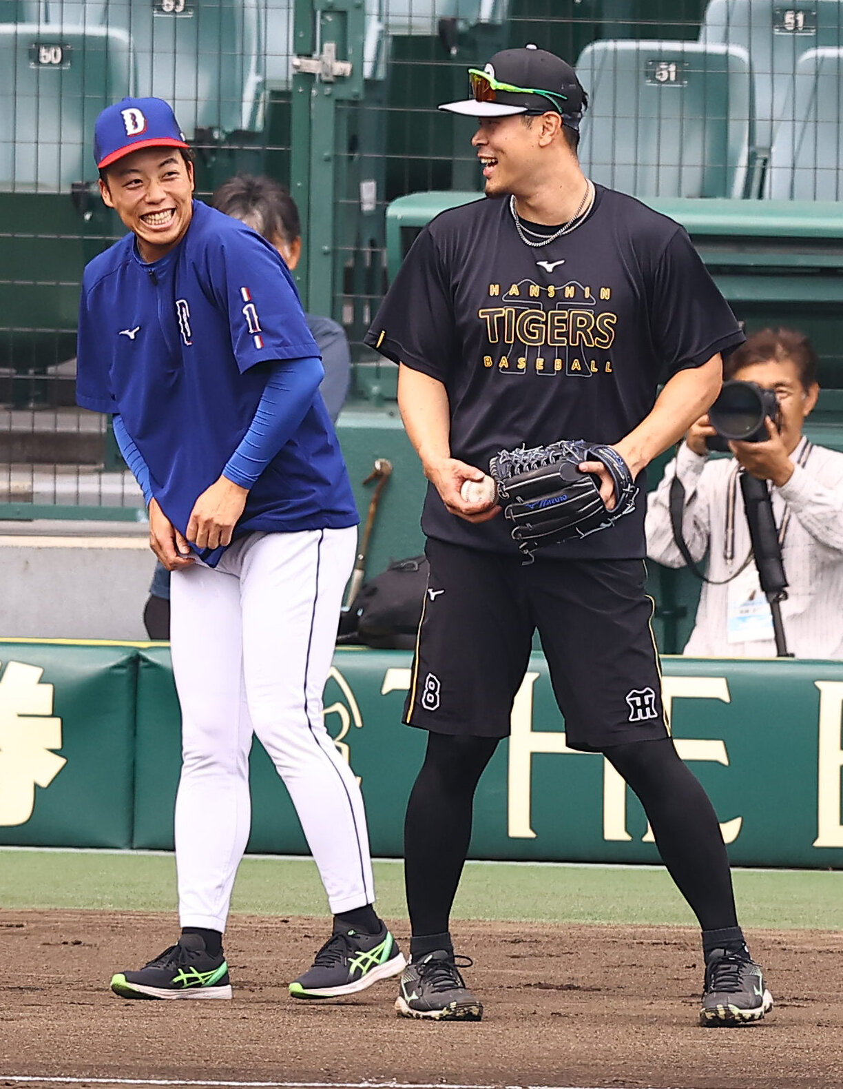 阪神対中日　談笑する佐藤輝明（右）と岡林勇希（撮影・上田博志）