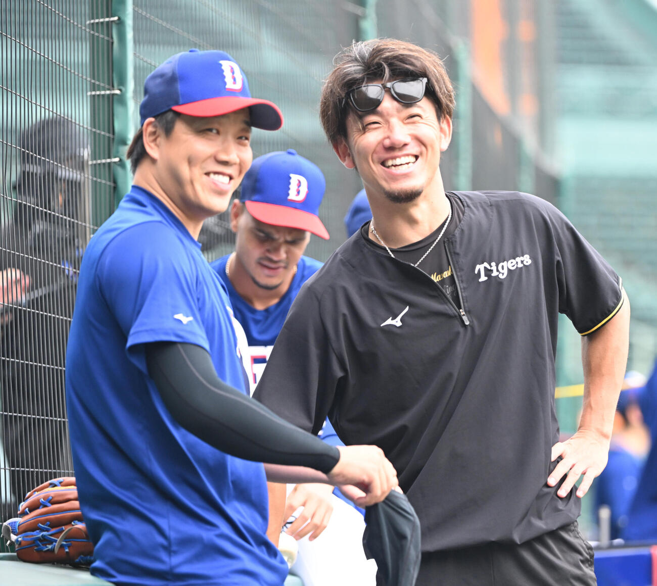 阪神対中日　試合前、中日柳裕也（左）と談笑する阪神伊藤将司（撮影・和賀正仁）＝2026年6月30日、甲子園