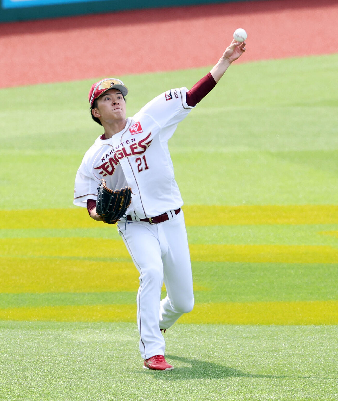 楽天対ロッテ　キャッチボールする楽天早川隆久（撮影・鈴木正人）