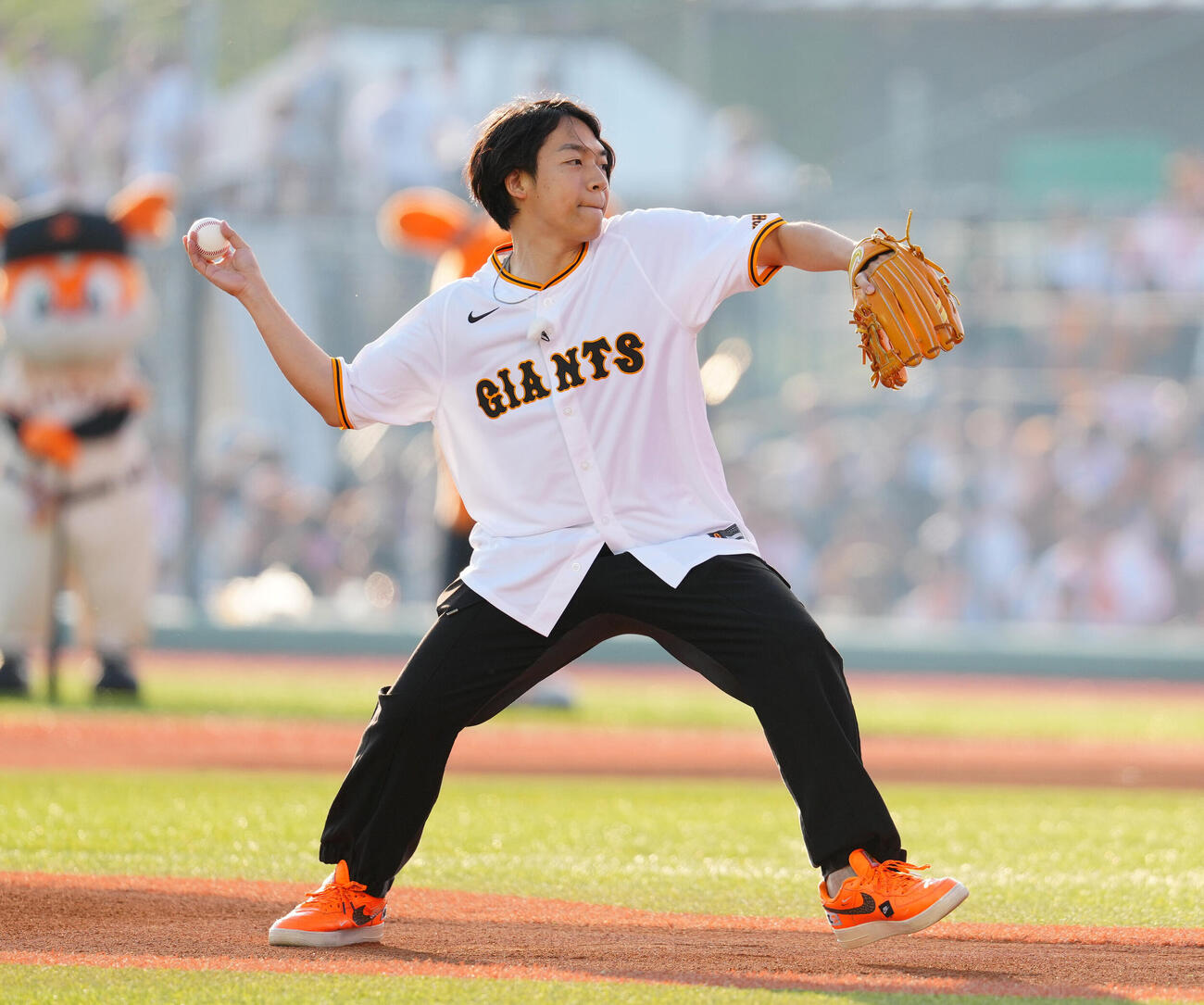 巨人対ヤクルト　試合前、ファーストピッチセレモニーで投球する伊沢拓司