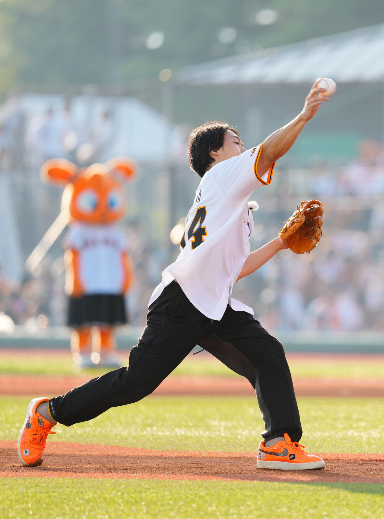 巨人対ヤクルト　試合前、ファーストピッチセレモニーで投球する伊沢拓司
