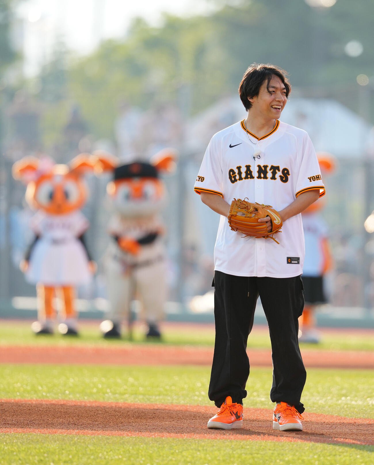 巨人対ヤクルト　試合前、ファーストピッチセレモニーに臨む伊沢拓司