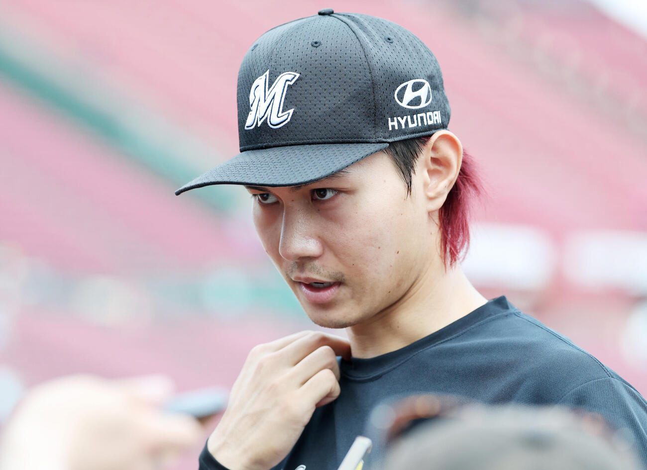楽天対ロッテ　報道陣の質問に答えるロッテ藤原恭大（撮影・鈴木正人）