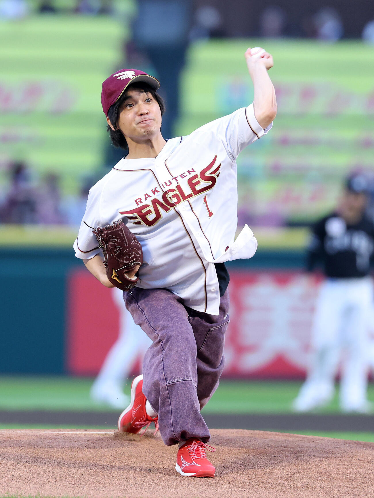 楽天対ロッテ　セレモニアルピッチに臨むエバースの佐々木隆史（撮影・鈴木正人）