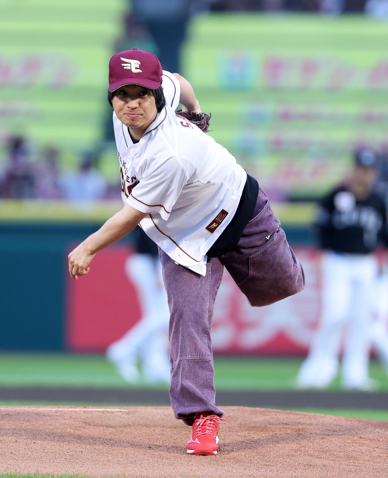 楽天対ロッテ　セレモニアルピッチに臨むエバースの佐々木隆史（撮影・鈴木正人）
