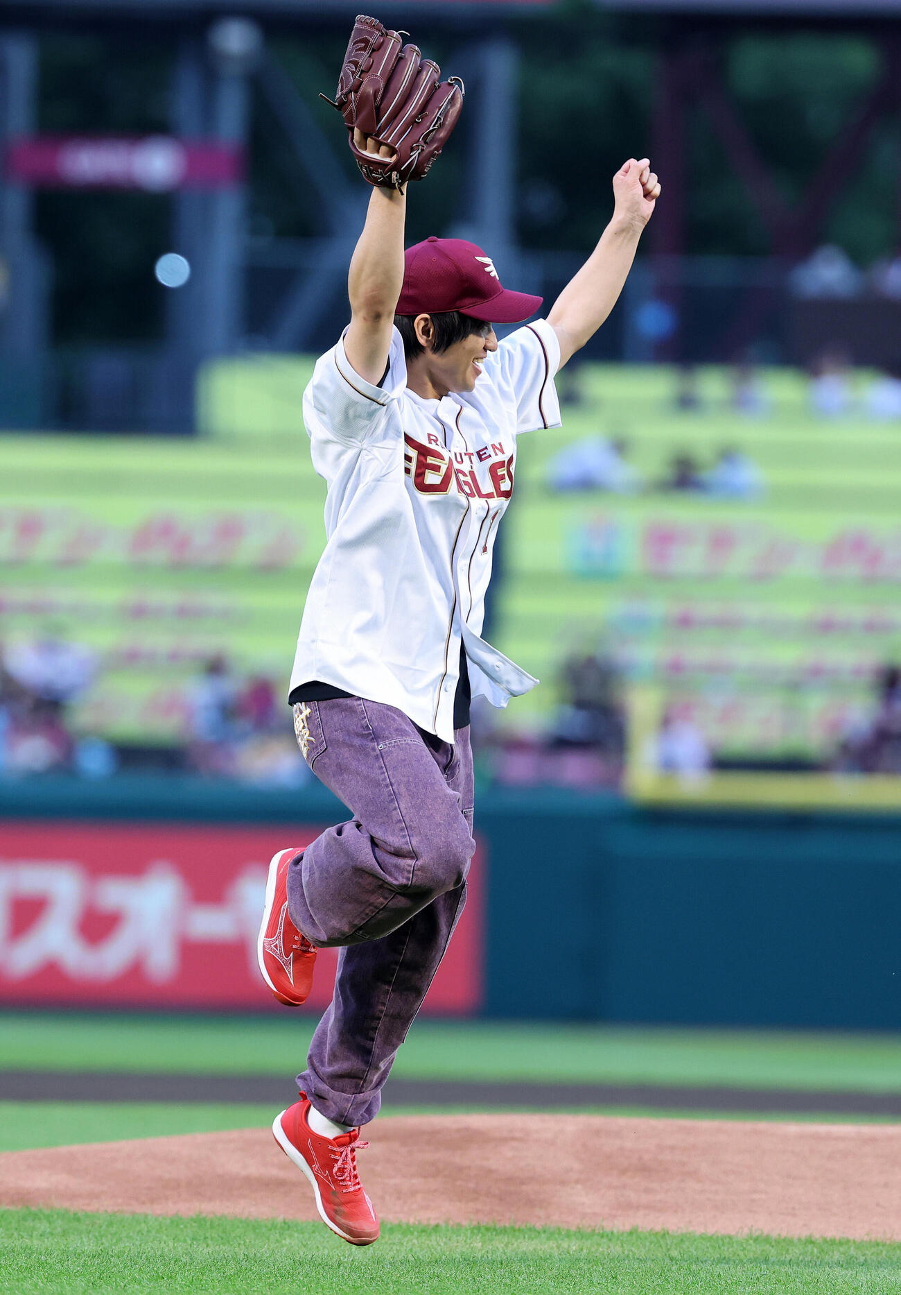 楽天対ロッテ　セレモニアルピッチを終えジャンプするエバースの佐々木隆史（撮影・鈴木正人）