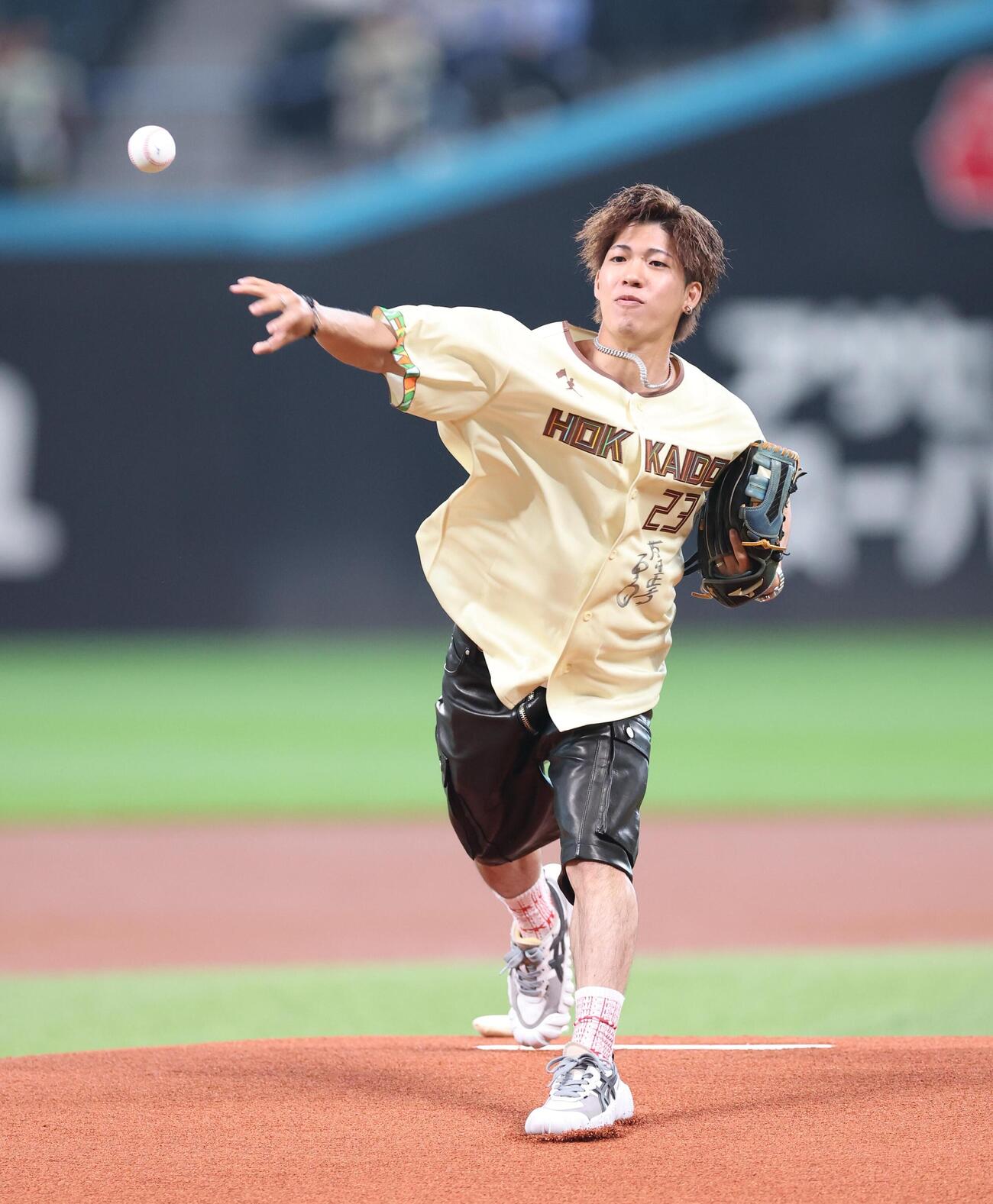 日本ハム対オリックス　ファーストピッチセレモニーで投球するジャンプの二階堂蓮（撮影・黒川智章）