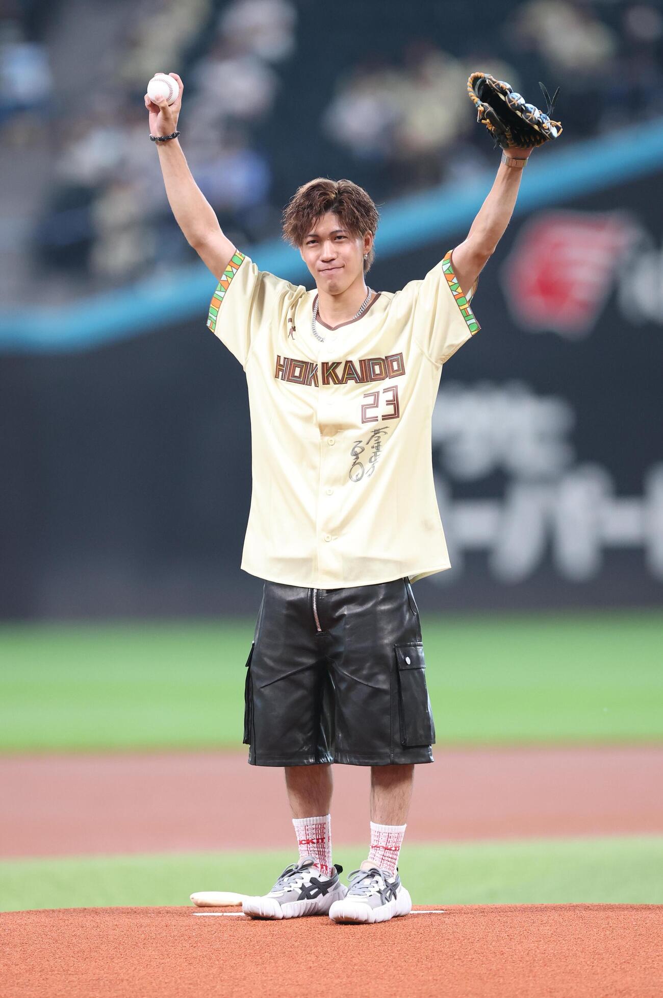 日本ハム対オリックス　ファーストピッチセレモニーで投球するジャンプの二階堂蓮（撮影・黒川智章）