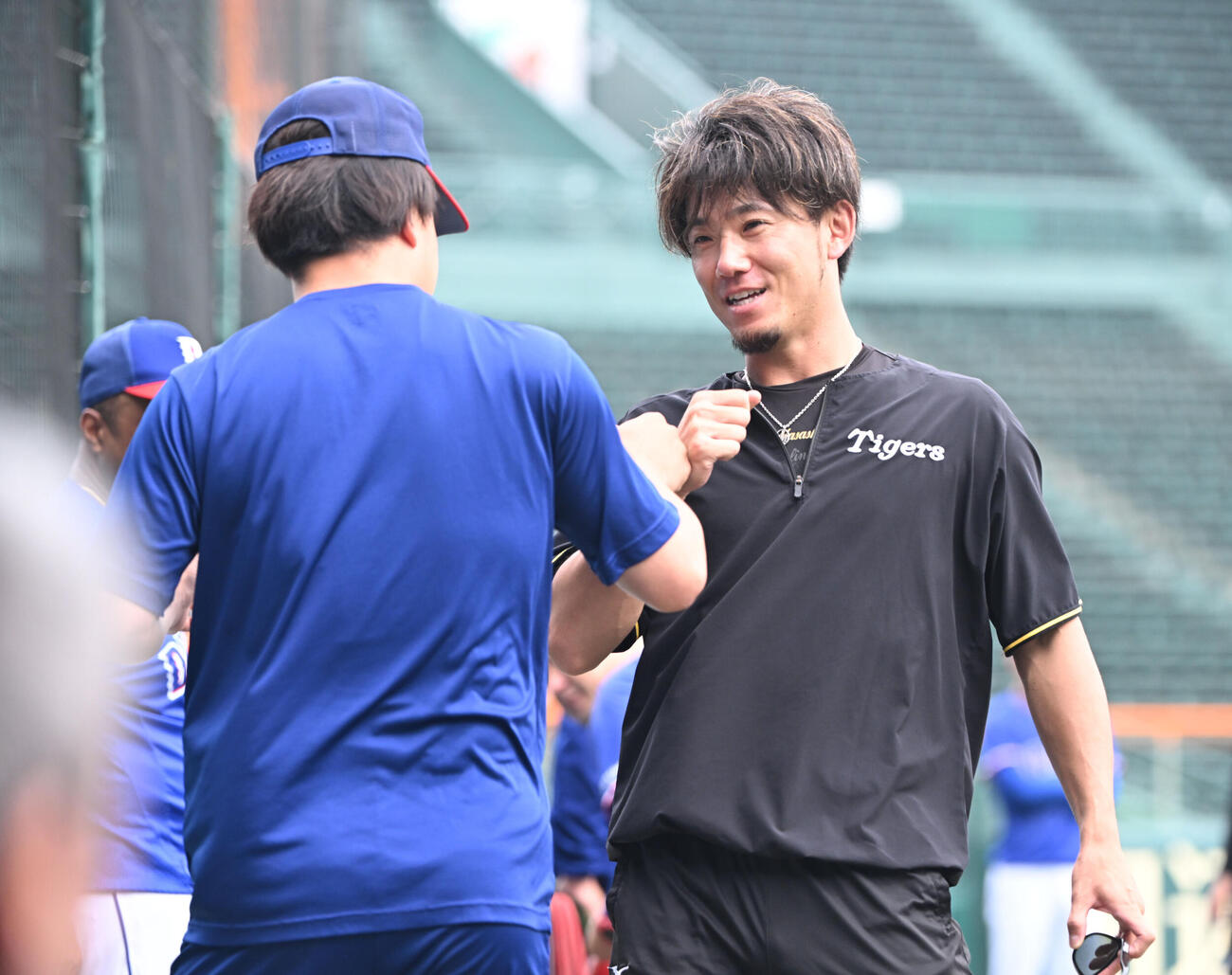 阪神対中日　試合前、中日柳裕也とグータッチする阪神伊藤将司（撮影・和賀正仁）
