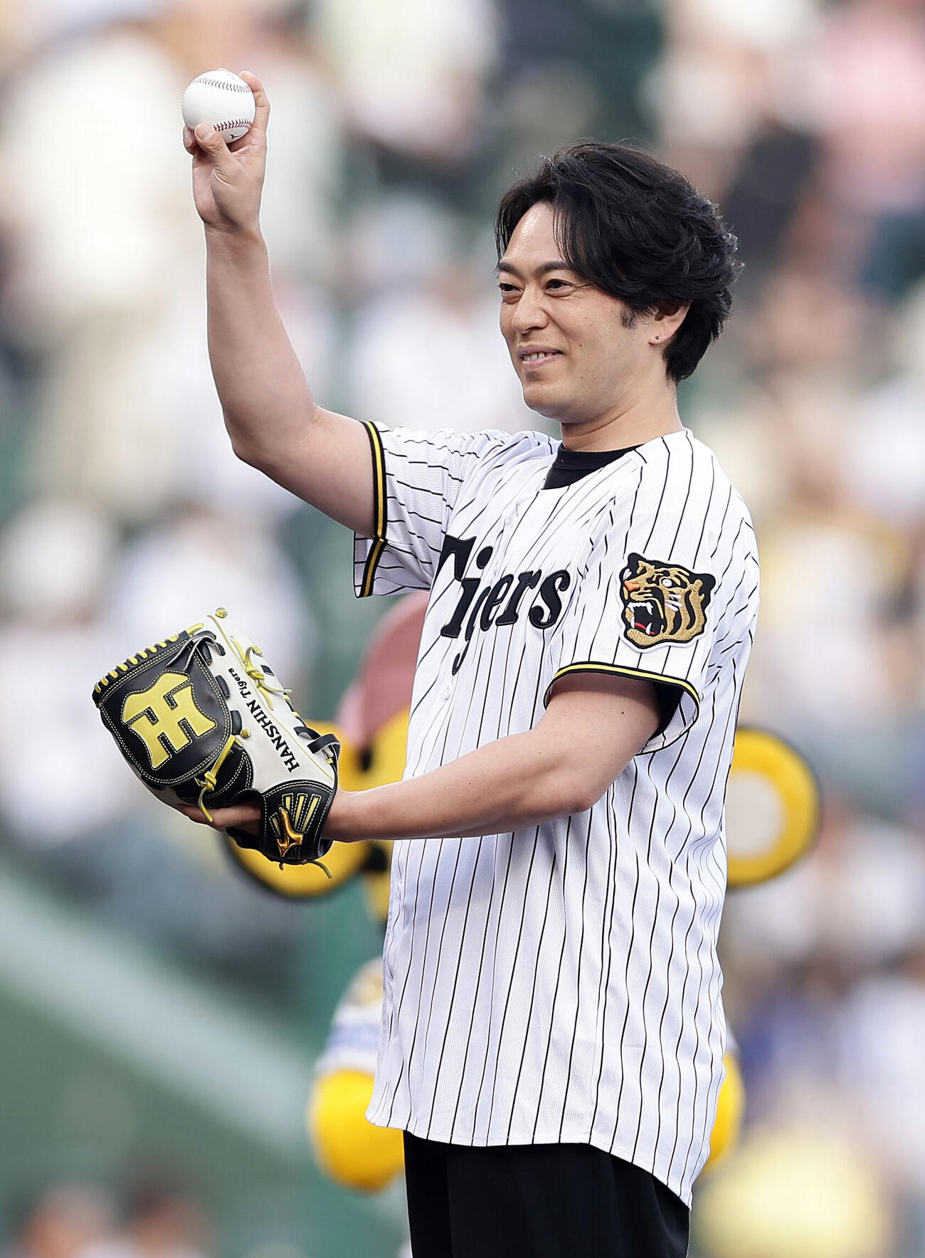 阪神対中日　ファーストピッチセレモニーを務める俳優の飯田洋輔（撮影・前田充）
