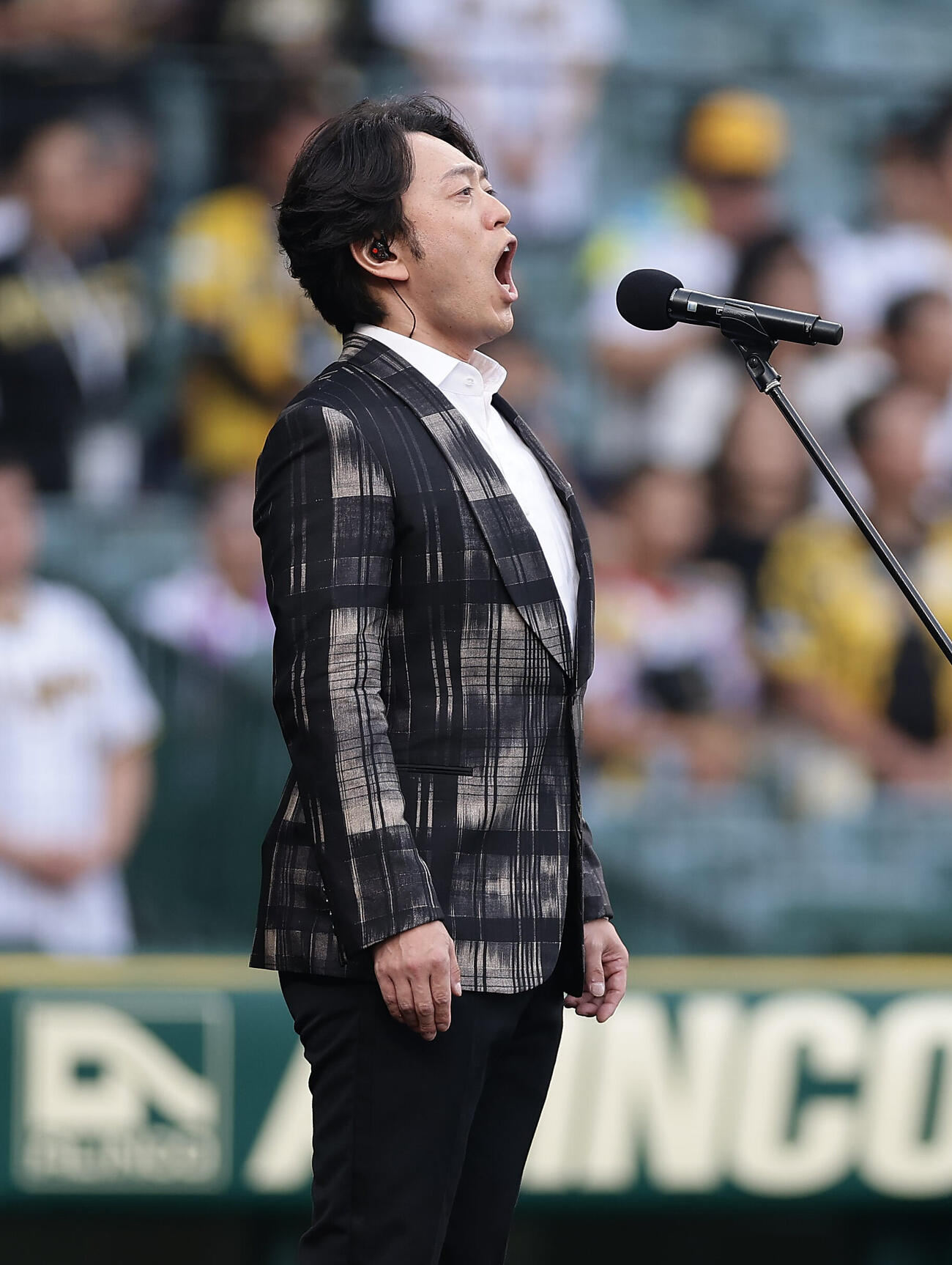 阪神対中日　君が代を独唱する俳優の飯田洋輔（撮影・前田充）