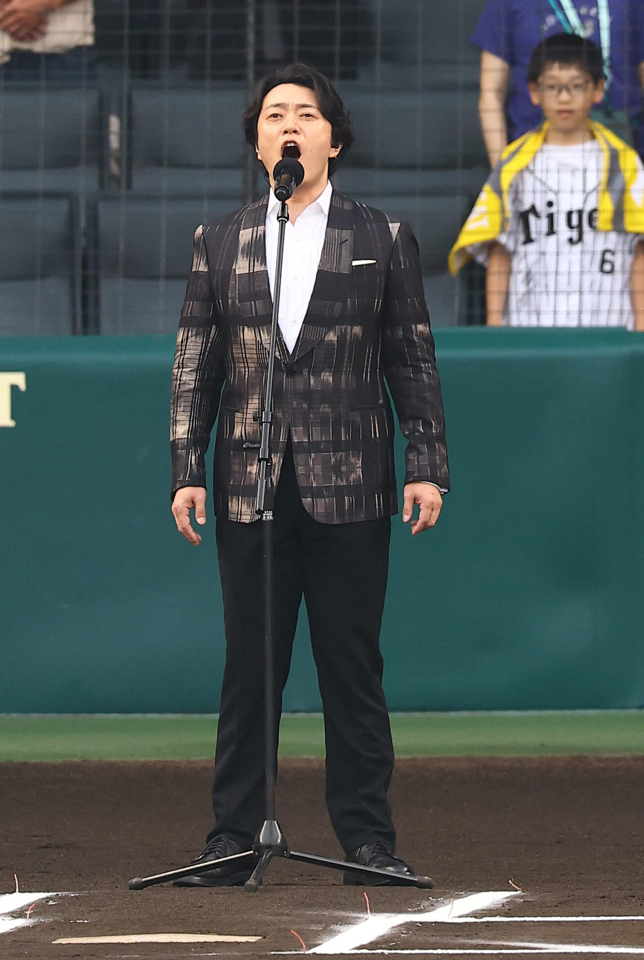 阪神対中日　国歌独唱するミュージカル俳優の飯田洋輔（撮影・上田博志）